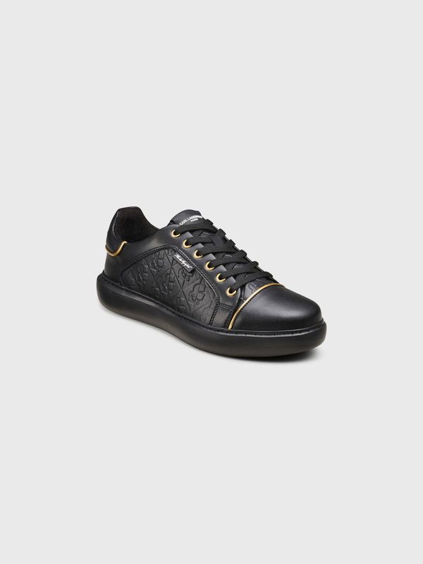 Zapatillas con perfil de KARL grabado