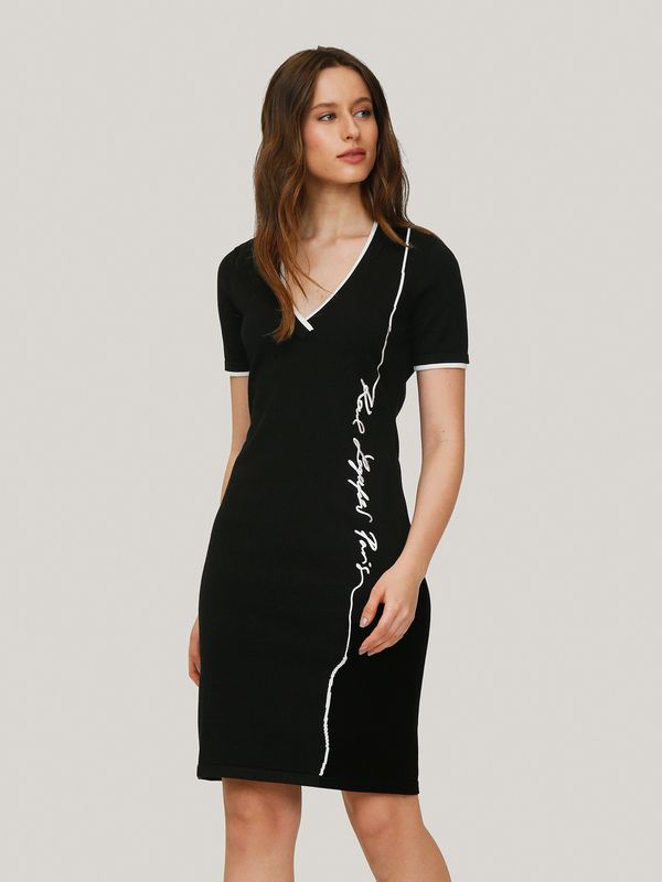 Vestido slim con cuello en v