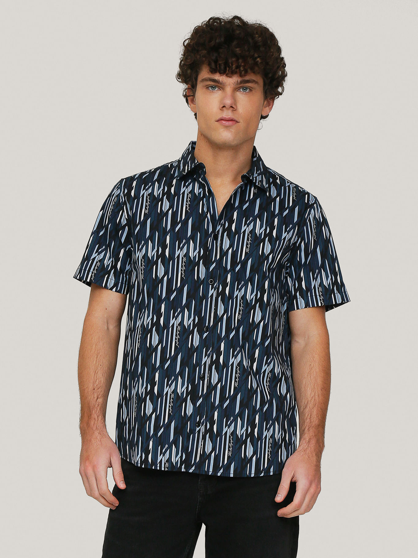 Camisa con estampado geométrico