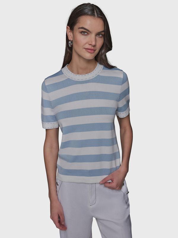 Sweater de rayas con cuello redondo