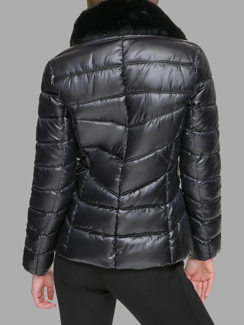 Parka con cuello de cuero sintético