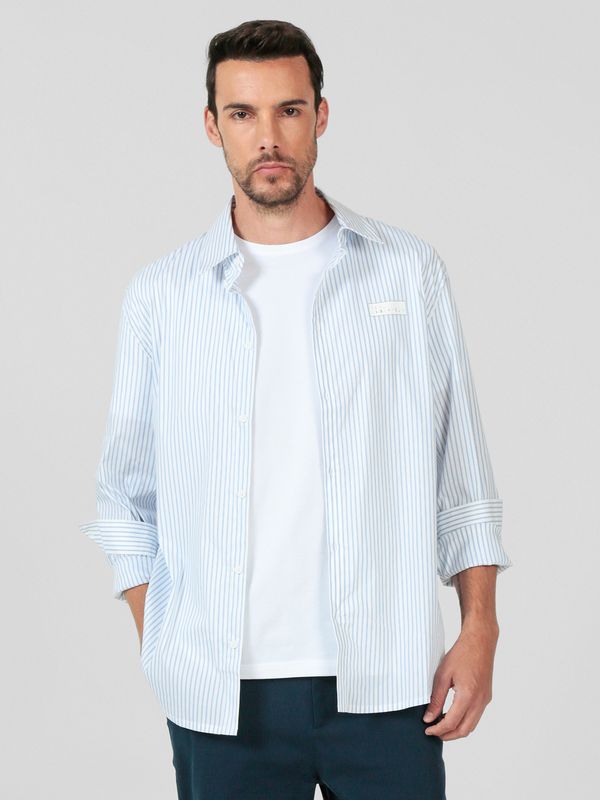 Camisa de rayas con logotipo