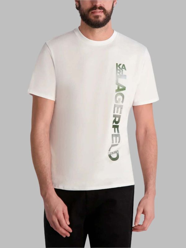 Polera con logo de efecto metálico