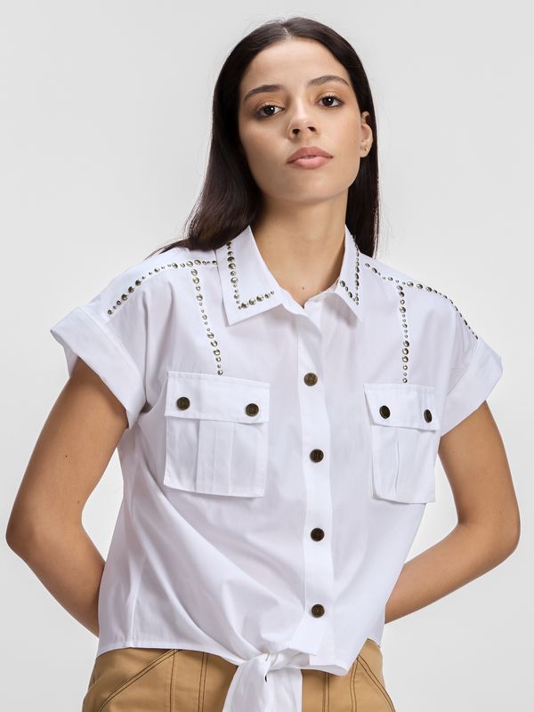 Camisa de manga corta con detalles de tachuelas