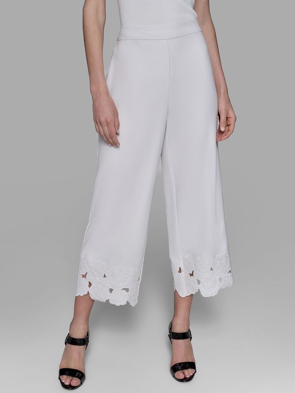 Pantalón con detalles bordados florales