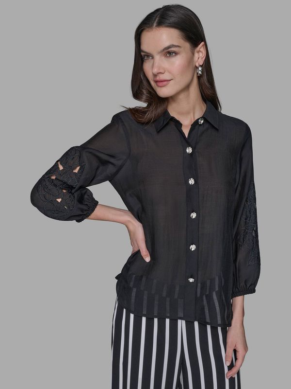 Blusa con mangas caladas y diseño floral