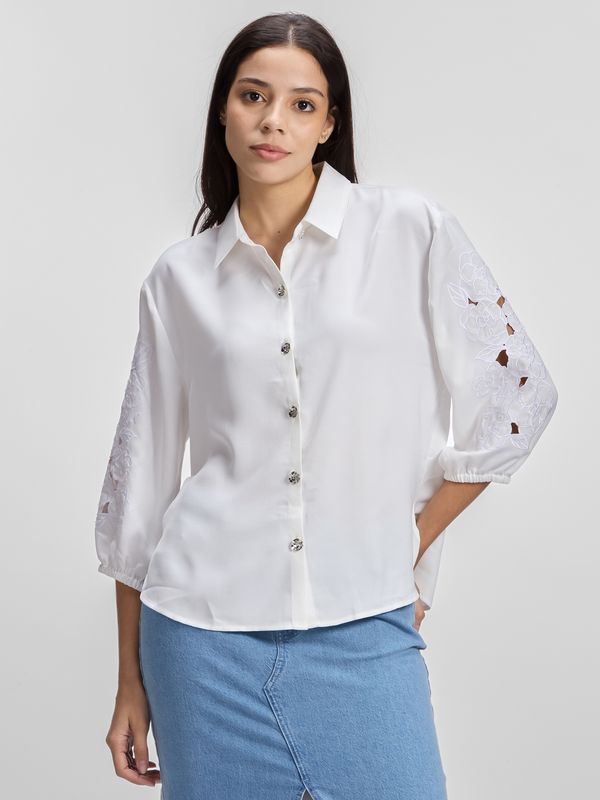 Blusa con mangas caladas y diseño floral